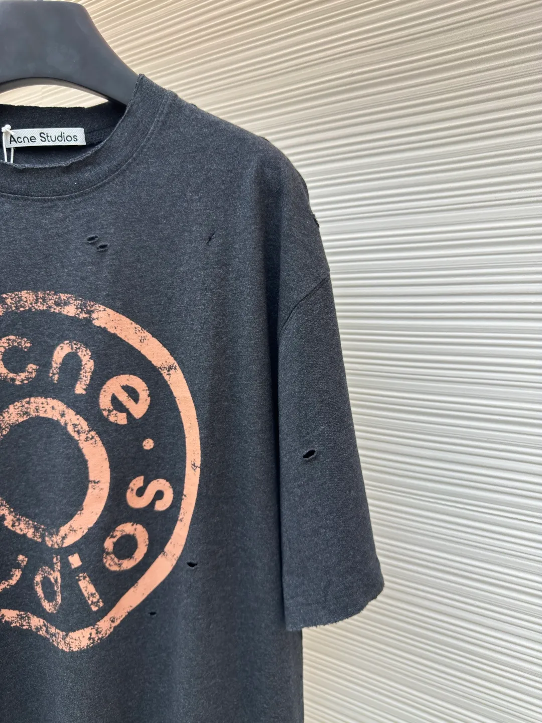 Acne Studios Distressed Printed Short Sleeves ●Authentic: Purchased and developed for 3000 ●Item No.: 1680377-A00 ●Fabric: Double-ply cotton plain fabric ●Technology: Distressed printing ●Version: Fitted version ●Weight: about 295 grams ●Size: S-M-L-XL ●Description: Customized Dream Double-ply cotton plain fabric with excellent texture, comfortable and skin-friendly, with deep black as the main color Like the mottled rust on ancient copperware, the unruly soul of AcneStudios is engraved on the chest. The ingenious integration of hole elements and wanton swaying on the black canvas is a deliberate rebellion, a break away from the shackles of tradition, and unique in the wave of trends. Glue printing is used. The chest printing is modified three times with the film screen. The glue liquid paint is used to print the pattern on the fabric. The fabric is baked to fix the printed pattern. Many parts of the body of the garment are worn and worn by pure artificial regularity, and hand brush marks are added to the surface of the garment to add texture and depth to imitate the texture of natural wear and tear. The fabrics have been washed to give them a better feel and texture. They are not easy to deform, shrink or fade, and maintain their long-lasting beauty. The overall color is consistent with no color difference. It can be matched with the same style to create a fashionable look, and can be used in various occasions. Customized accessories, complete with three standards, the same style for men and women!